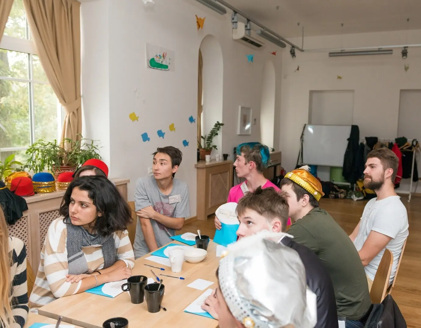 Пожалуйста, пришлите исходный текст описания «Social quest game» на русском, чтобы я его перефразировал.