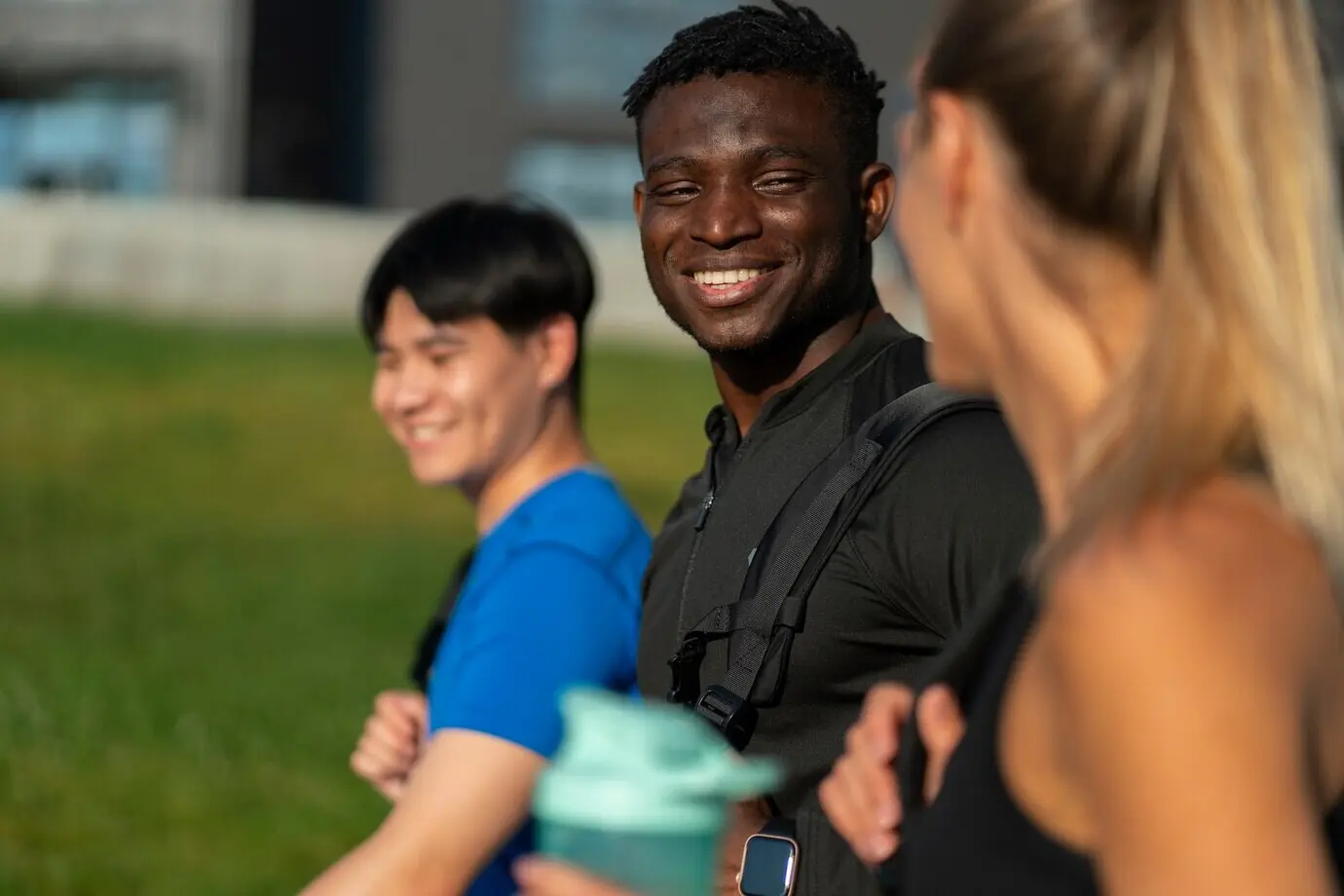 Друзья в хорошей форме на открытом воздухе, вид сбоку.