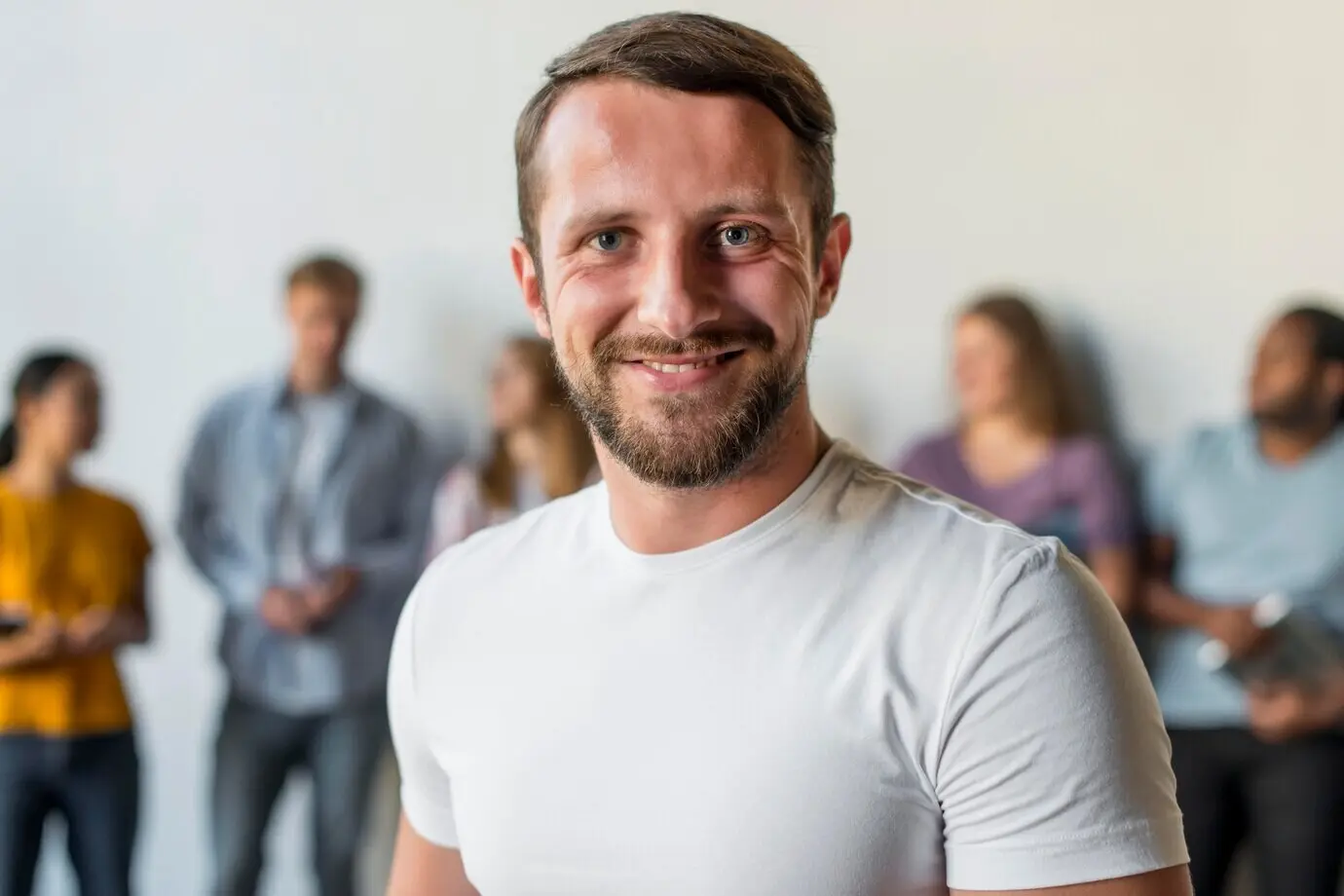 Портрет улыбающегося взрослого мужчины.