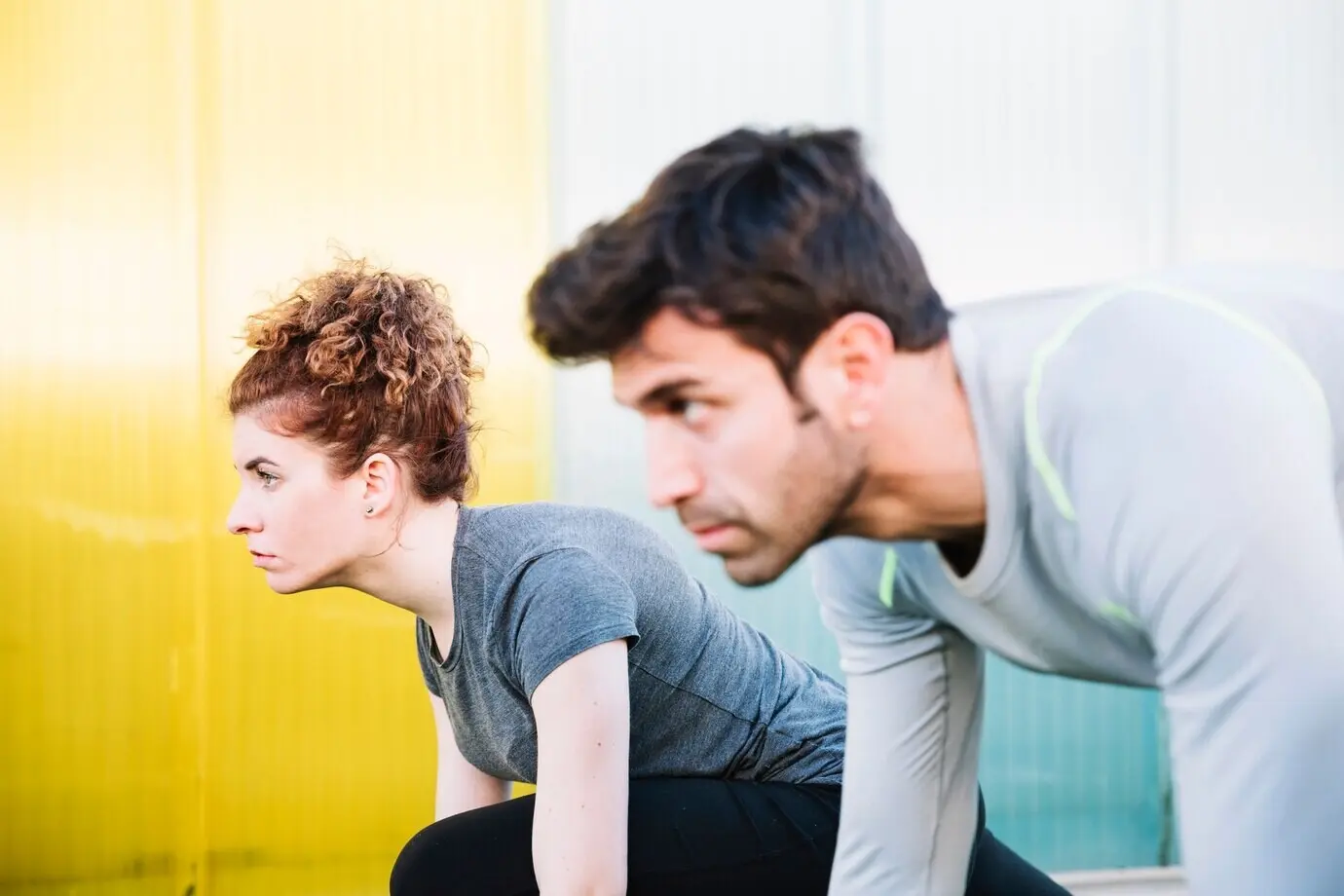 Люди готовятся к бегу